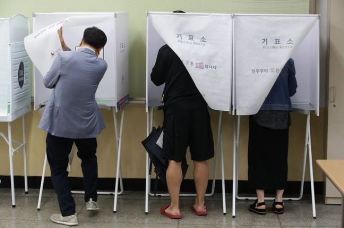 South Korea election: Polls open to choose new president