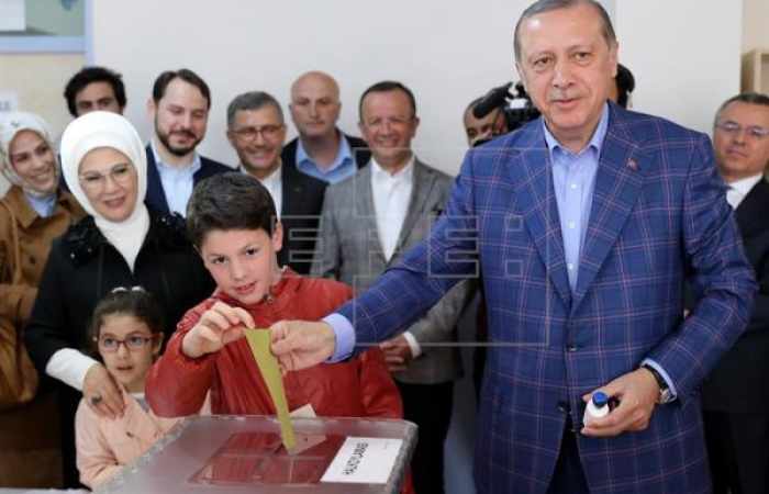 Cierran los últimos colegios electorales en el crucial referendo de Turquía