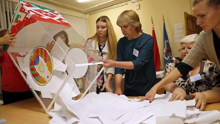 Weißrussen wählen zwei Oppositionelle