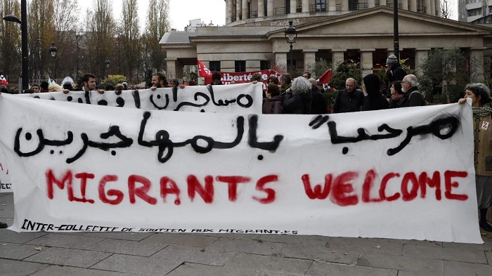 Paris : une manifestation pour dire `bienvenue` aux migrants