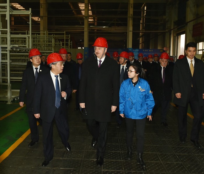 Präsident Ilham Aliyev besucht Shaanxi Automobilwerk in der Stadt Xi`an