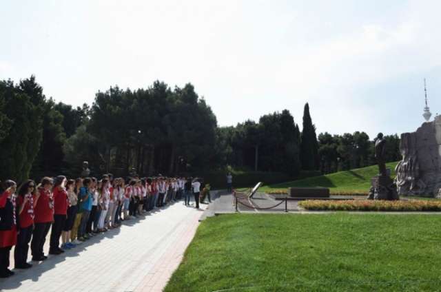 Participants of 41st World Scout Conference pay respect to national leader Heydar Aliyev