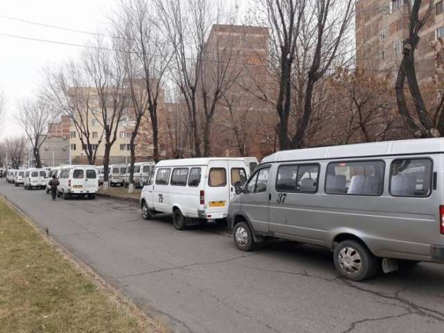 سائقو الحافلات ينفذون احتجاجا في يريفان - صور
