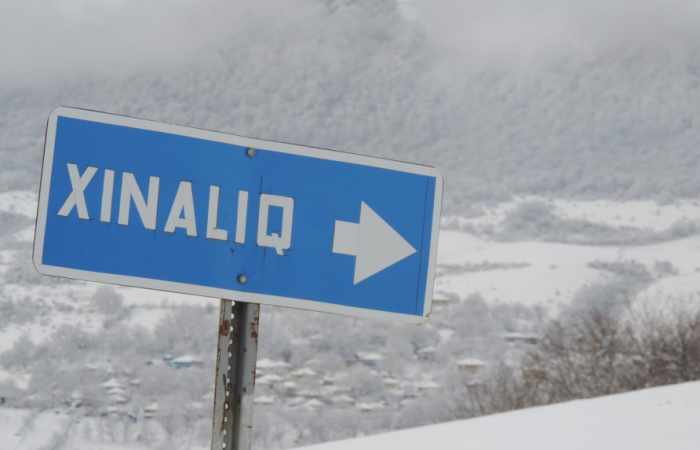 10 Zentimeter Schnee im Dorf Khinalig