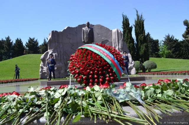 Azerbaijanis mark 94th birthday anniversary of National Leader