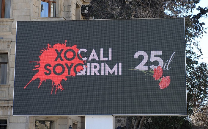 Volksaufzug anlässlich des 25. Jahrestages des Völkermords von Chodschali