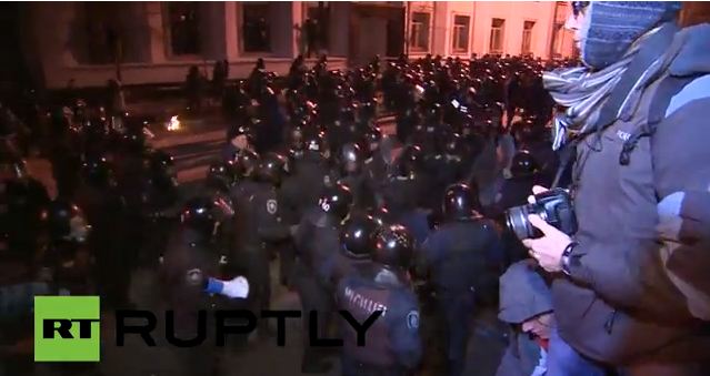 Kiyevdə etirazçılar prezident binasından uzaqlaşdırıldı- VİDEO