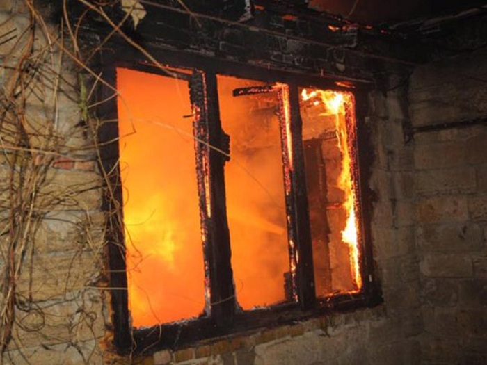 Oğurluq edib, sonra evi yandırdılar