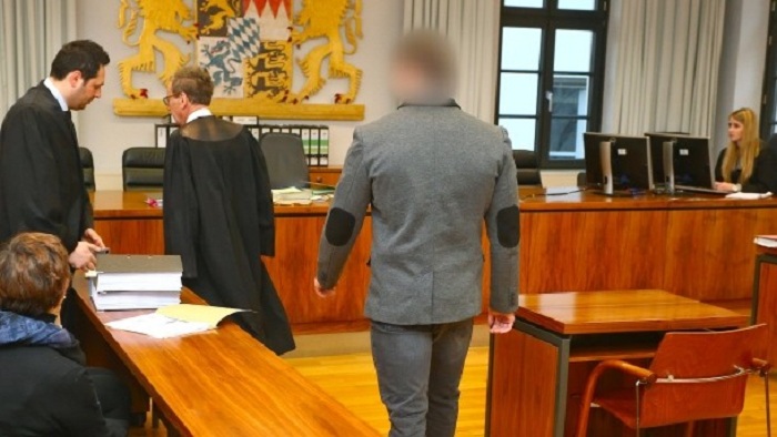 Einbrecher sticht Hausbewohner nieder und macht Opfer verantwortlich