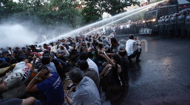 Yerevan polisi etirazçılara hədə-qorxu gəldi