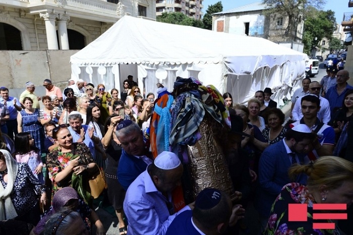 Une Torah sacrée a été présentée aux Juifs des Montagnes d`Azerbaïdjan par l`ancienne Communauté juive d`Amérique - PHOTOS