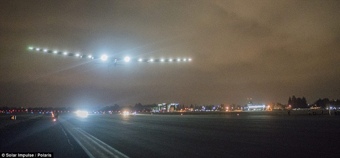 Solar Impulse aircraft lands in Phoenix, Arizona - V?DEO