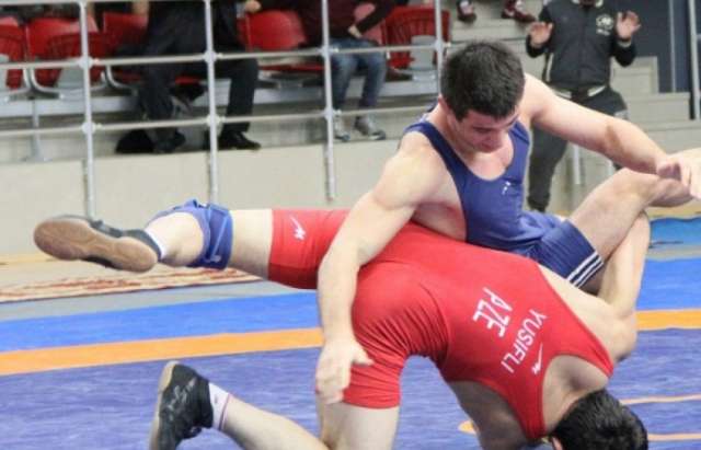 Young Azerbaijani freestyle wrestlers to vie for medals in Yakutsk