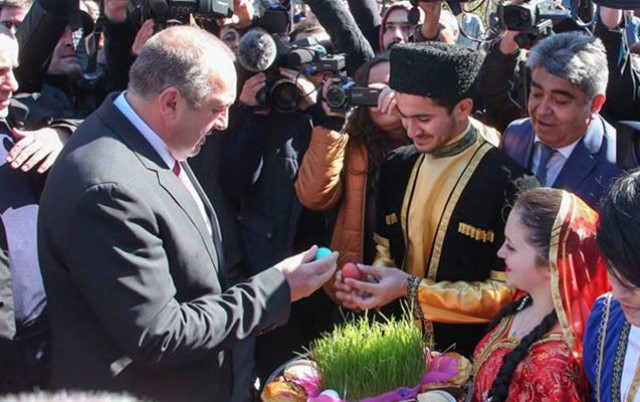 Gürcüstan prezidenti yumurta döyüşdürdü