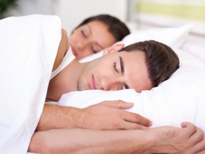 عادات نوم خطأ يمكن أن تخرب علاقتك بجوزك