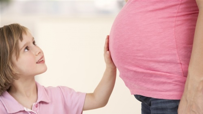 «دراسة» توضح خطورة تحريك «الطفل» ليد واحدة خلال الحمل
