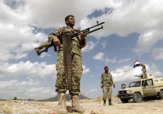الجيش اليمني يفكك متفجرات وصواريخ موجهة بمناطق محررة بصعده