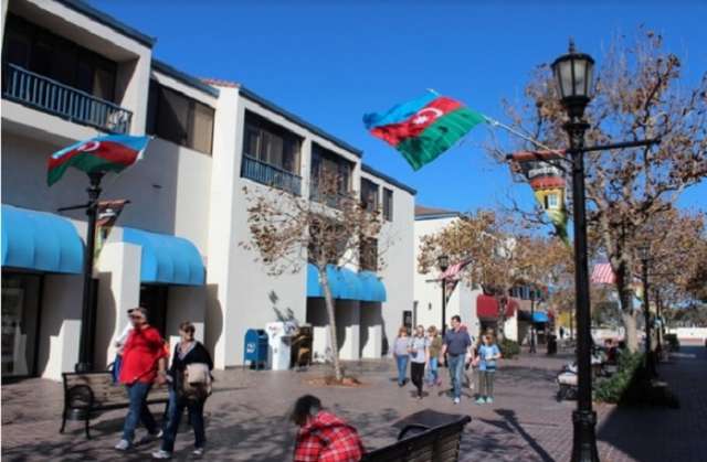 زينت مدينة مونتيري الأمريكية بأعلام أذربيجانية - فيديو