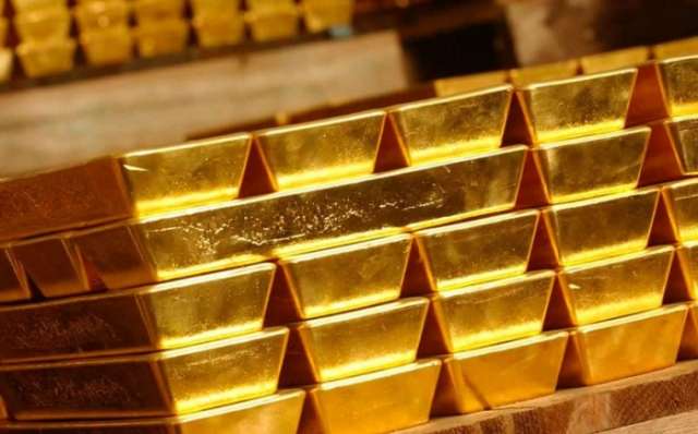 الذهب يهبط من أعلى مستوى في عام