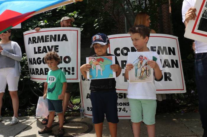 Las protestas ante la embajada de Armenia en la ciudad de Washington - FOTO