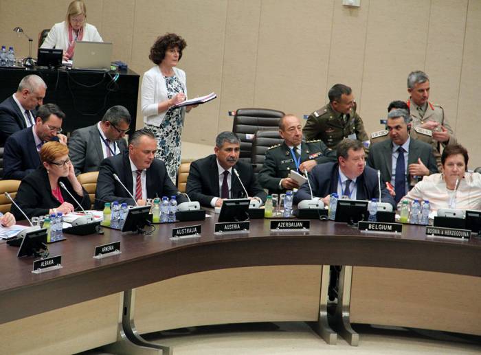 Müdafiə naziri NATO toplantısında - Fotolar