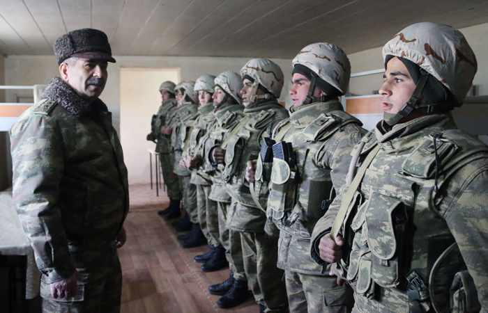 Le ministre azerbaïdjanais de la Défense vérifie l'organisation de la défense sur la ligne de front - PHOTOS