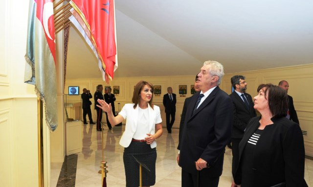 Prezident və xanımı Bayraq Meydanında