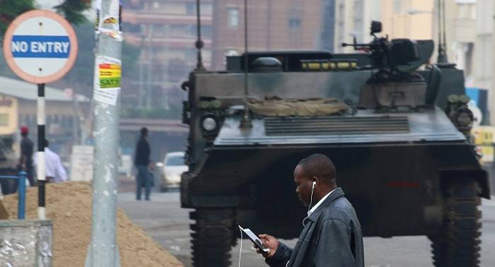 El Ejército zimbabuense detiene a varias personas del entorno del presidente