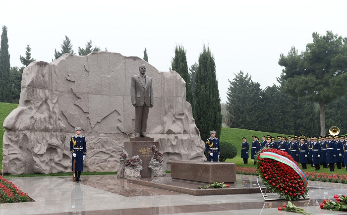 Belarus president pays respect to Azerbaijan’s national leader Heydar Aliyev in Baku 