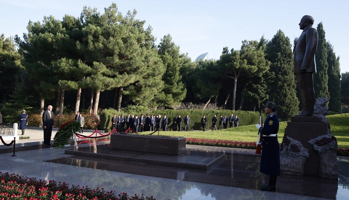 Afghan president pays respect to national leader Heydar Aliyev