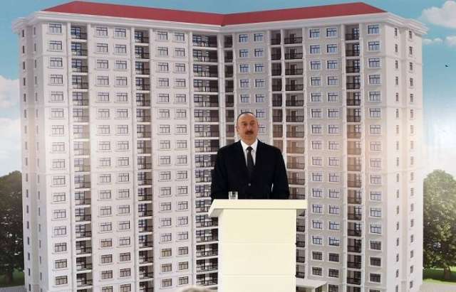 Ilham Aliyev takes part in ceremony of presenting apartments to journalists
