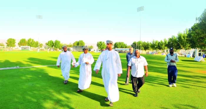 وزير الشؤون الرياضية يتفقد مشروعي نادي عمان للكريكت والمركز الرياضي بولاية العامرات