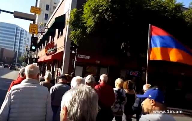 احتجاج ضد سارجسيان في لوس انجليس: شعارات "الموت للنظام" (فيديو)