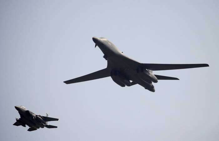 Deux bombardiers américains survolent la péninsule coréenne