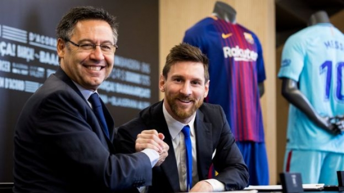 ميسي يوقع عقدا جديدا مع برشلونة حتى 2021