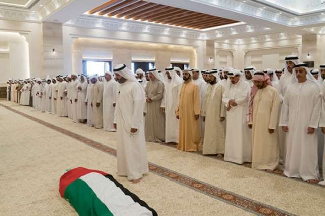 محمد بن راشد ومحمد بن زايد والشيوخ يصلّون على جثمان حصة بنت محمد