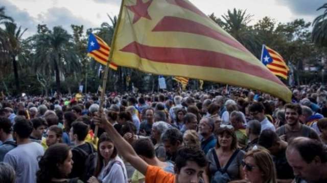 استفتاء كتالونيا: الحكومة تطلب إيضاحات من زعيم الإقليم بشأن "إعلان الاستقلال"