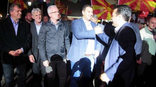 قد تكون  في مقدونيا زعيم الحزب السياسي الذي يدافع  بلادنا
