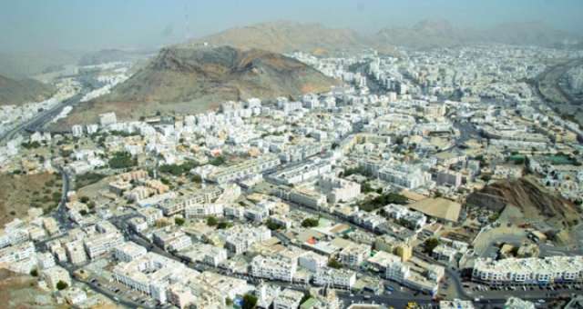 تعديل بند الراتب في شروط استخراج تأشيرة الالتحاق العائلي للأجانب من 600 ريال إلى 300 ريال عماني
