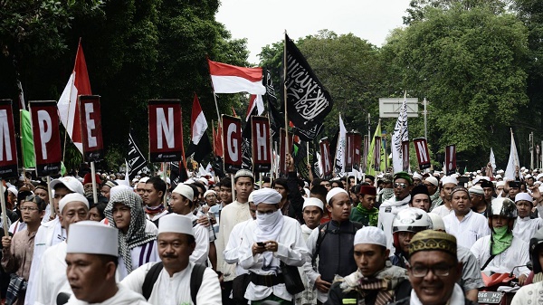 A Jakarta, 50.000 islamistes manifestent contre le gouverneur accusé de blasphème