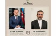   Aserbaidschanischer Außenminister und amtierender Außenminister des Iran führen ein Telefongespräch  