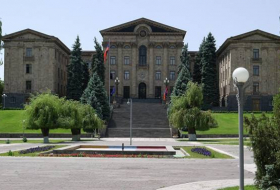 Ermənistan parlamentində korrupsiya skandalı: Rəislər işdən qovuldu 