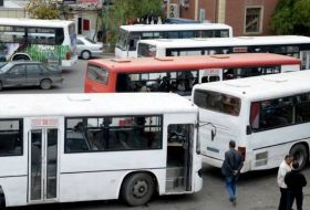 Bakıda avtobusda insident: Sərnişin sürücünü döydü (VİDEO)