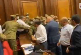Ermənistan parlamentində dava düşdü -  VİDEO  