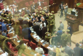   Ermənistan parlamentində dava:  Deputatlar bir-birlərinə butulka atdı -  VİDEO    