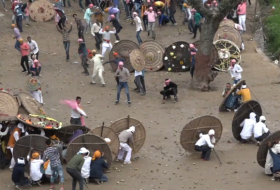    Hindistanda “daş atmaq” festivalında azı 75 nəfər yaralanıb     
