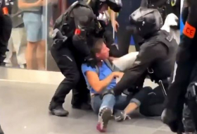  Fransa polisi  maskaya görə  qadını döydü  -   VİDEO  