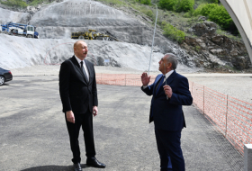 Ilham Aliyev inspiziert den Fortschritt des Wiederaufbaus der Chankendi-Schuscha-Latschin-Autobahn 