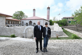   Präsident macht sich mit den Restaurierungsarbeiten in der Aschaghi-Govhar-Agha-Moschee vertraut –   FOTO    