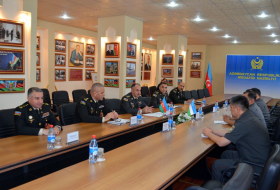   Aserbaidschanische Militärspezialisten treffen sich mit usbekischen Kollegen  